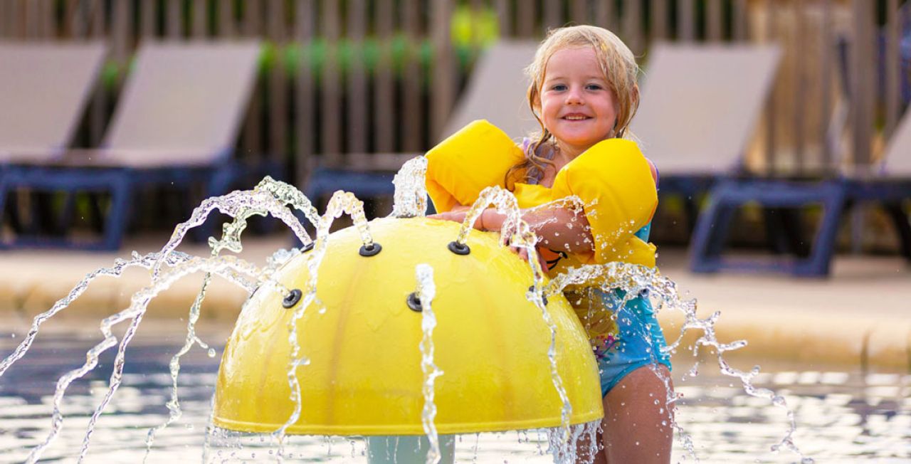 Have fun in the paddling area with water games on your camping holiday